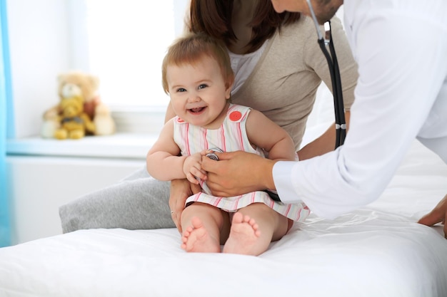 Medico e paziente felice bambino carino all'esame di salute concetto di medicina e assistenza sanitaria