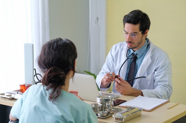 Medico e paziente parlando di malattia in ospedale