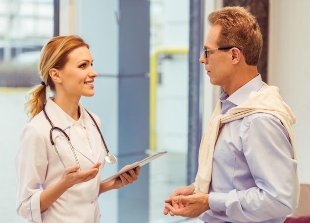 Photo doctor and patient