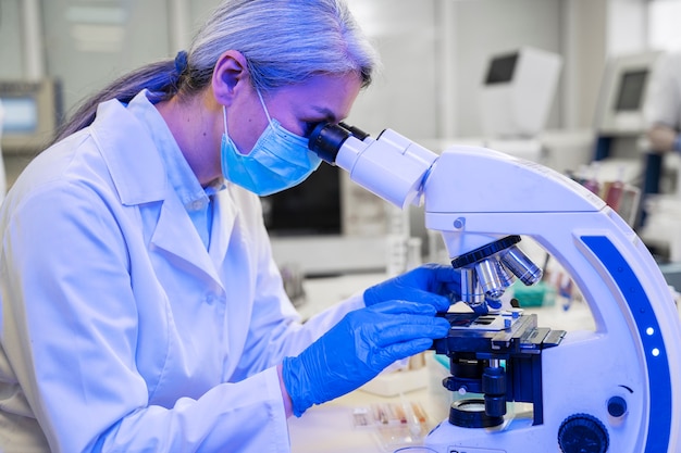 Foto medico che esegue ricerca medica in laboratorio