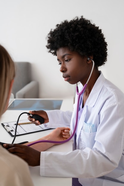 Photo doctor performing a physical check on patient