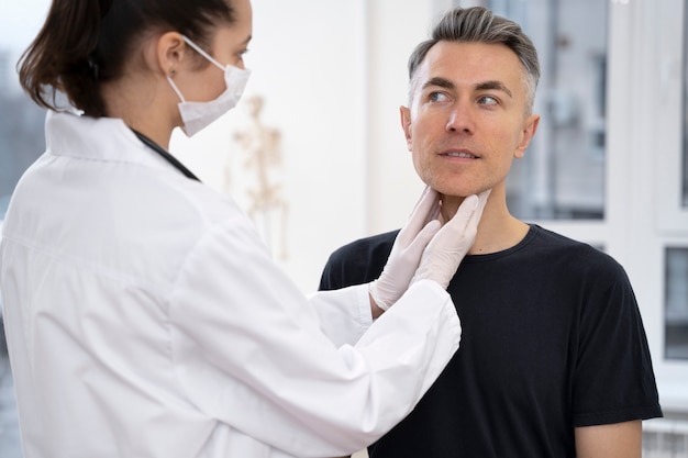 Photo doctor performing routine medical checkup