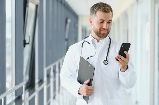 Photo doctor on phone in hospital