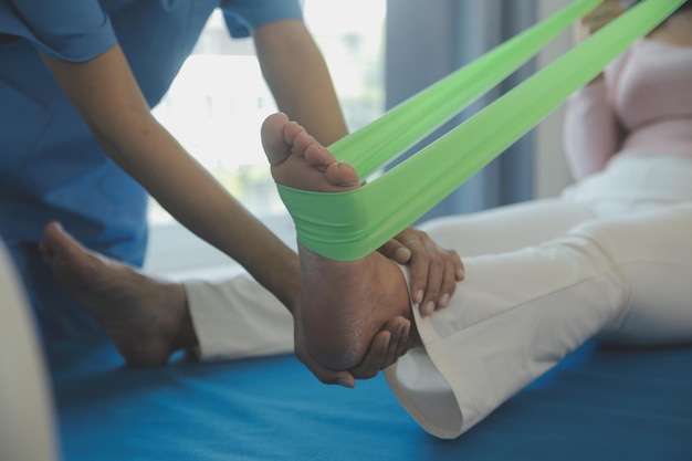 Врач или физиотерапевт исследует боли в спине и области позвоночника, чтобы дать совет в реабилитационном центре.