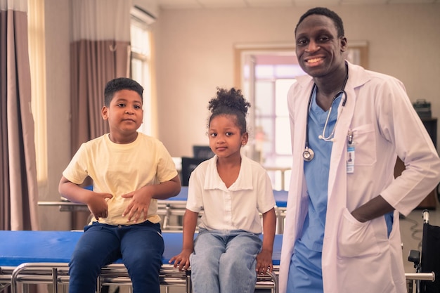 Photo doctor playing with his patient in hospital pediatrician and kid