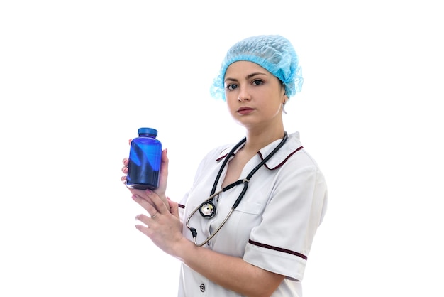 Доктор позирует с синей бутылкой, изолированной на белом