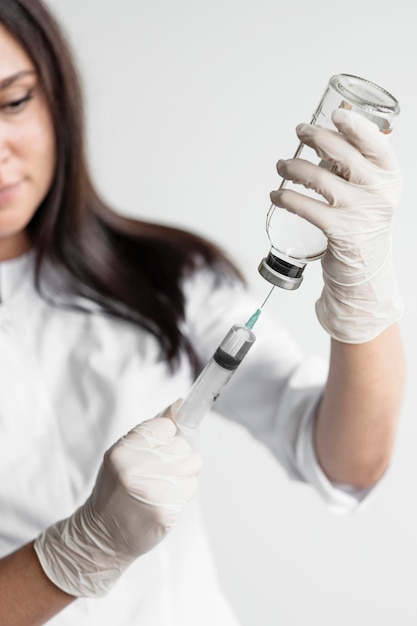 Photo doctor preparing medical vaccine