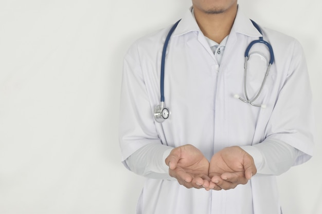 Foto medico che presenta la mano in bianco sul concetto di assicurazione di copertura medica del fondo bianco