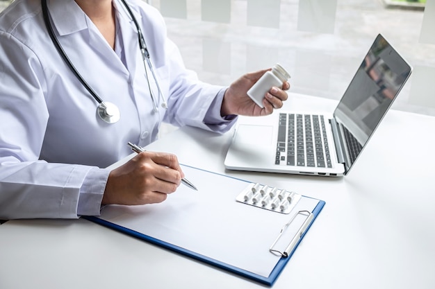 Foto il medico si presenta con il paziente e controlla i risultati sulla relazione e la prescrizione sul problema della malattia e raccomanda l'uso di medicina, assistenza sanitaria e concetto medico.