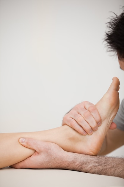 Photo doctor pressing the side of a foot