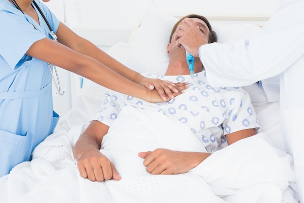 Photo doctor putting an oxygen mask