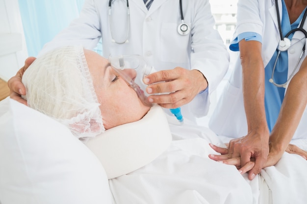 Photo doctor putting an oxygen mask