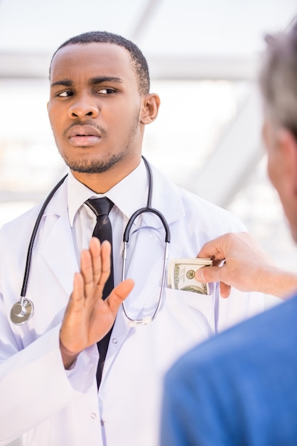 Il medico rifiuta una bustarella in ospedale.