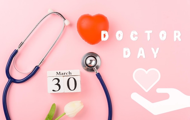 의사의 날 개념 평면 위치 평면도 장비 의료 붉은 심장 및 청진기