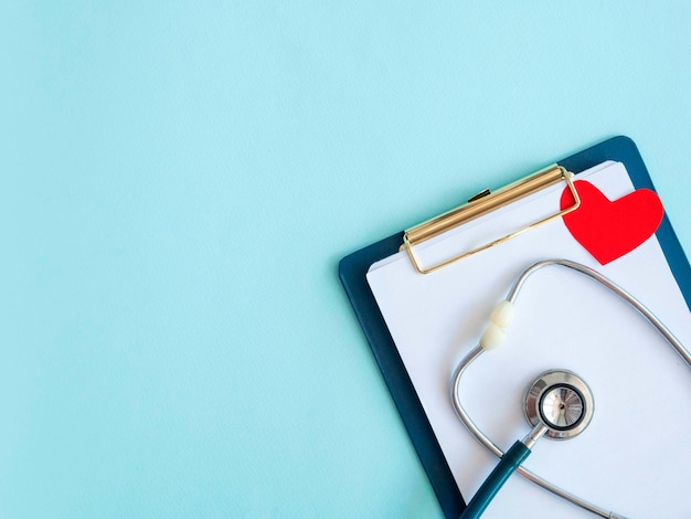 Foto stetoscopio del giorno del medico con un cuore rosso su sfondo blu con un posto per il testo