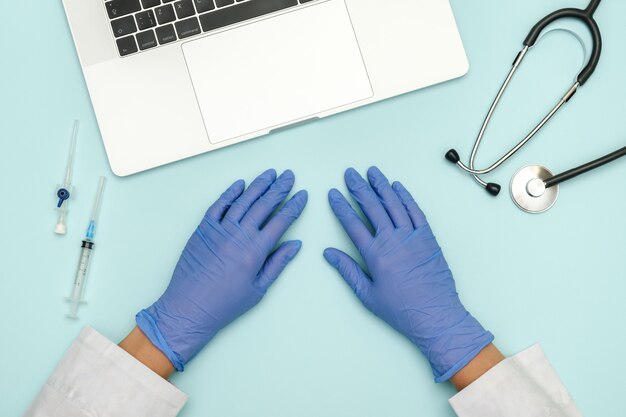 Photo doctor's hands over blue desk