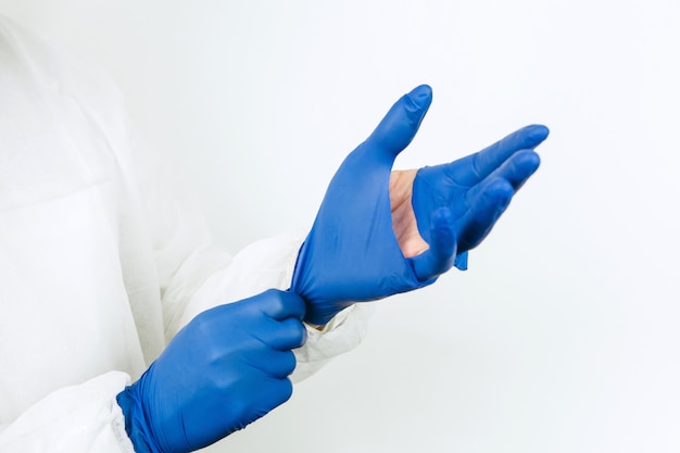 사진 찢어진 된 고무 장갑에 의사의 손을 클로즈업. 병원에서 근무일 후 찢어진 의료 장갑. 의사들은 코로나 바이러스 전염병과 싸우고 있습니다. 코 비드 -2019