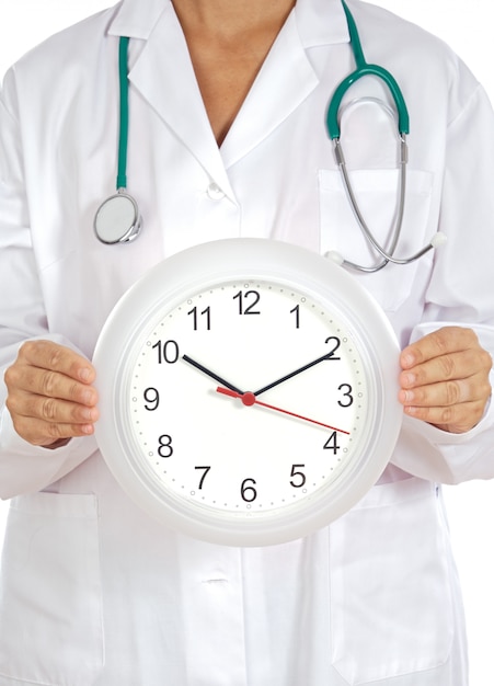 Le mani del medico che mostrano orologio sopra fondo bianco