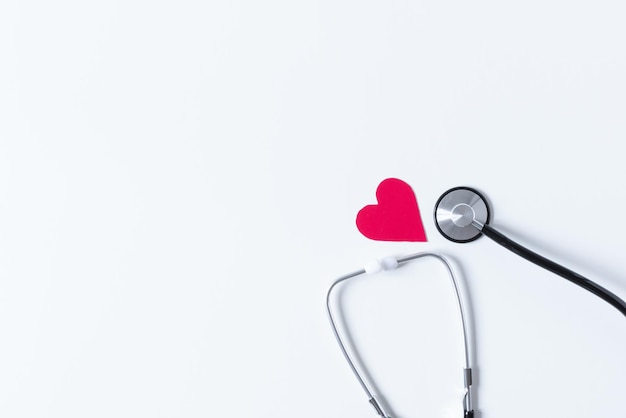Doctor's stethoscoop met rood hart Gezondheidszorg medisch concept