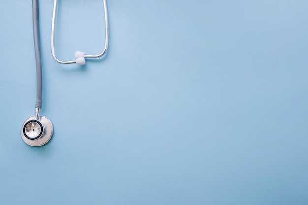 Photo doctor's stethoscope with blue background