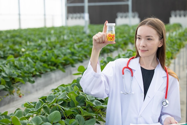医師の科学者は、植物からの有機ハーブ ファーム ラボ発見薬錠剤抽出物で研究を行っています。