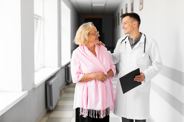 Photo doctor and senior woman looking at each other