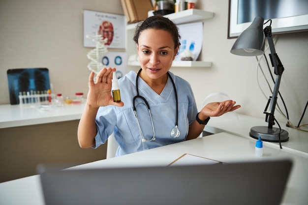 Foto medico che mostra lo spray nasale durante una chiamata online