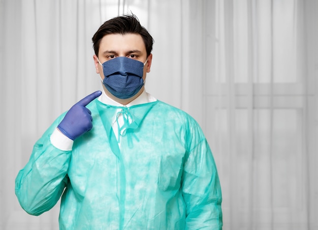 의사는 코로나 바이러스 전염병 기간에 마스크를 착용하는 방법을 보여줍니다
