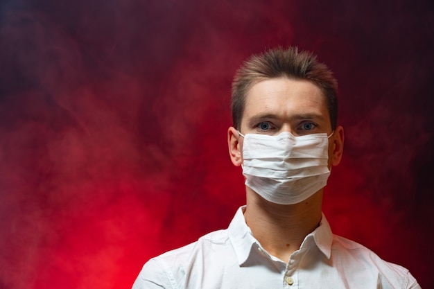 The doctor shows that it is necessary to use a respiratory mask in an epidemic