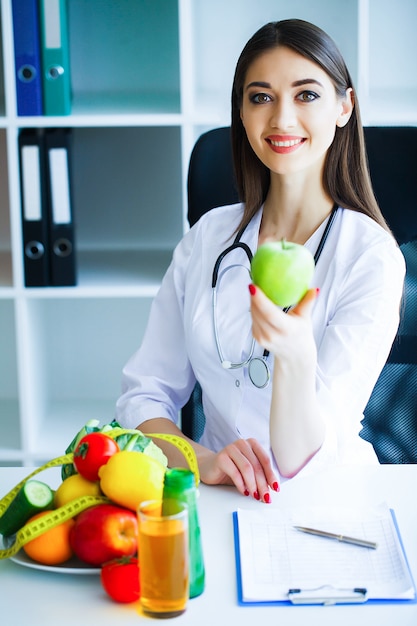 Foto il medico firma un programma dietetico.