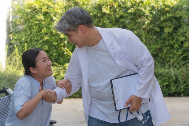 사진 정원에서 장애인 여성 에 서 있는 의사