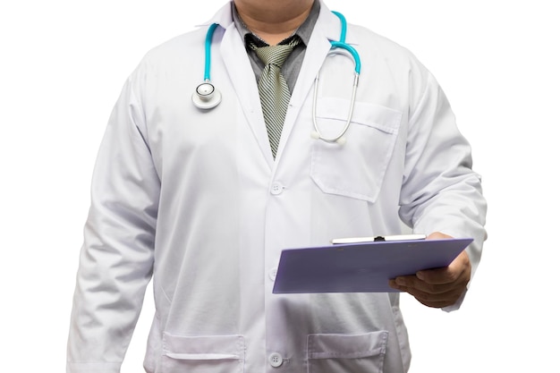 Medico in piedi con lo stetoscopio e tenendo il grafico diagnosticare isolato su sfondo bianco.