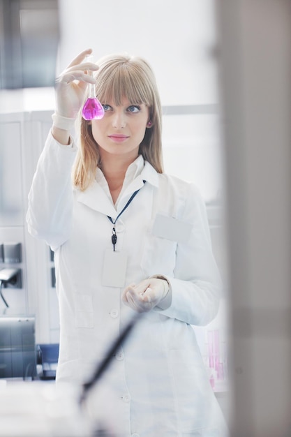 화학 밝은 실험실에서 테스트 튜브를 들고 의사 학생 여성 연구원