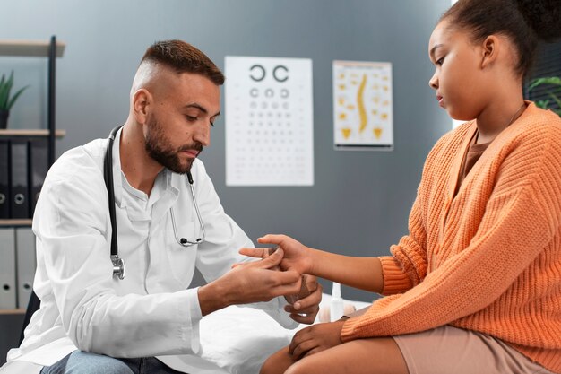 Photo doctor taking care of afro-american child