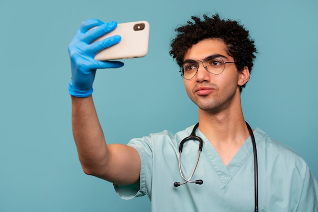 Foto medico che cattura la vista laterale del selfie