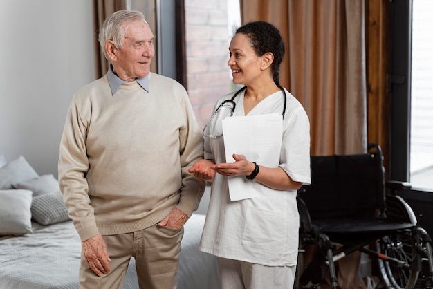 Photo doctor talking to her senior patient