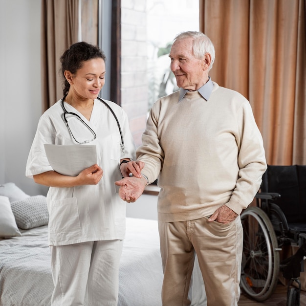 Photo doctor talking to her senior patient