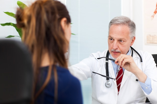 Photo doctor talking to his patient