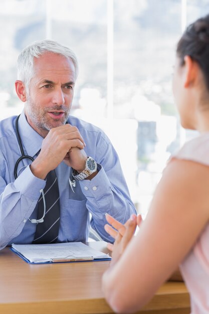 Photo doctor talking to patient