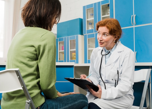 Photo doctor talking to the patient