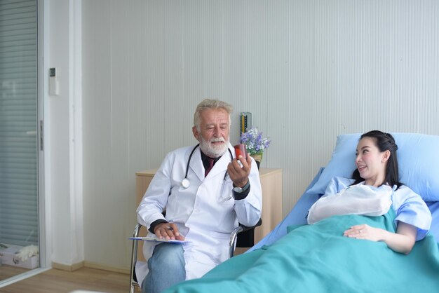 Photo doctor talking with female patient at hospital