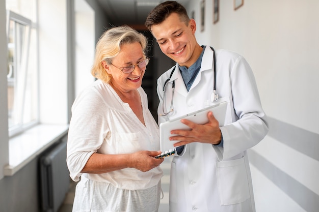 Foto medico che parla con la donna senior