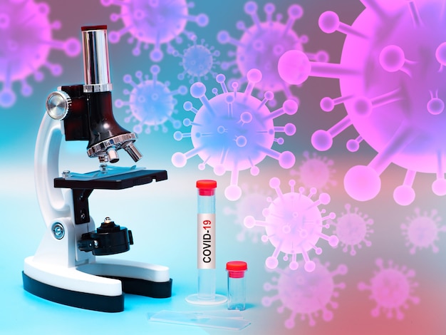 写真 医師は医学研究所または科学研究所で顕微鏡を使用し、予防のためのワクチンを製造しています