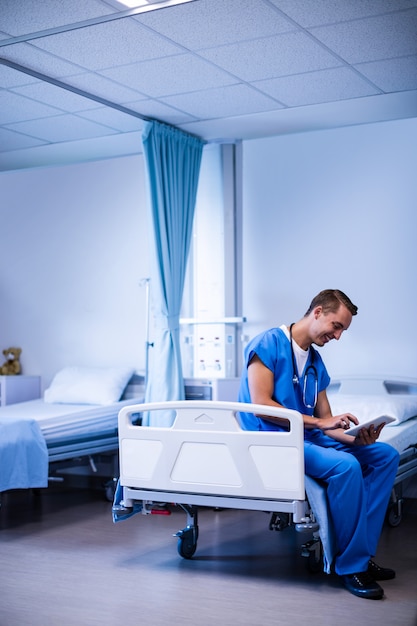 Photo doctor using digital tablet in ward