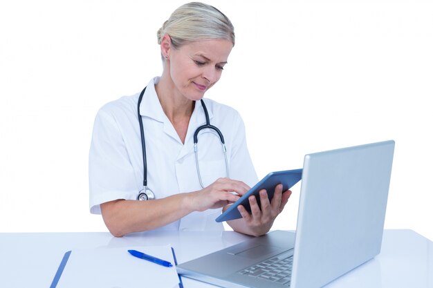 Photo a doctor using tablet in the office