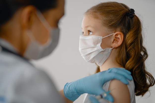 Фото Врач вакцинирует ребенка в больнице