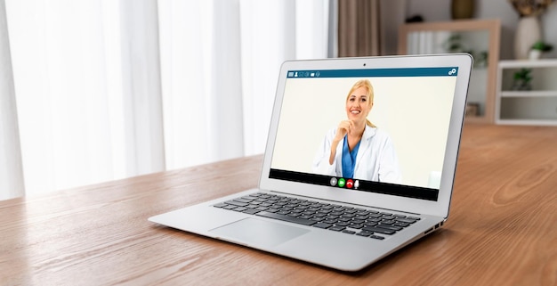 患者との仮想会議のための最新の遠隔医療ソフトウェア アプリケーションによる医師のオンライン ビデオ通話