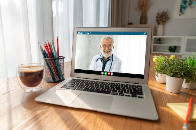 Videochiamata del dottore online tramite un'applicazione software di telemedicina alla moda