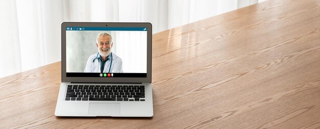 Videochiamata del dottore online tramite un'applicazione software di telemedicina alla moda