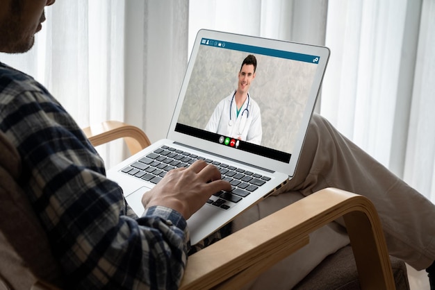 사진 현대 원격 의료 소프트웨어 응용 프로그램을 통해 온라인으로 의사 화상 통화